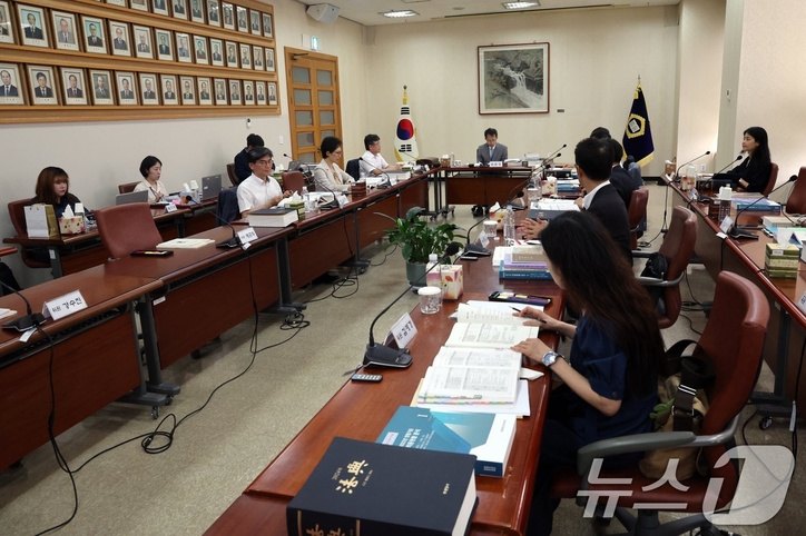 이상원 대법원 양형위원장이 12일 오후 서울 서초구 대법원에서 열린 양형위원회 제133차 회의를 주재하고 있다. 뉴스1 