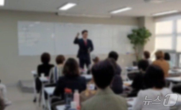 와콘 관계자들이 투자 설명회를 진행하는 모습