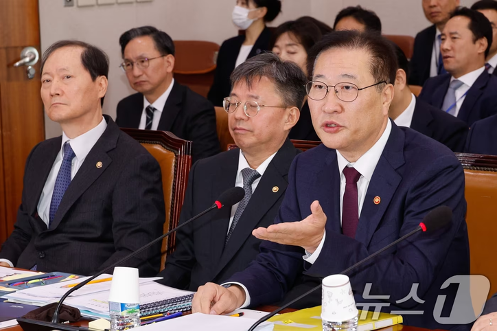 박성재 법무부 장관이 25일 오전 서울 여의도 국회 법제사법위원회에서 열린 법무부·법제처·감사원·고위공직자범죄수사처·헌법재판소·대법원 종합 국정감사에 출석해 의원 질의에 답하고 있다. 2024.10.25/뉴스1