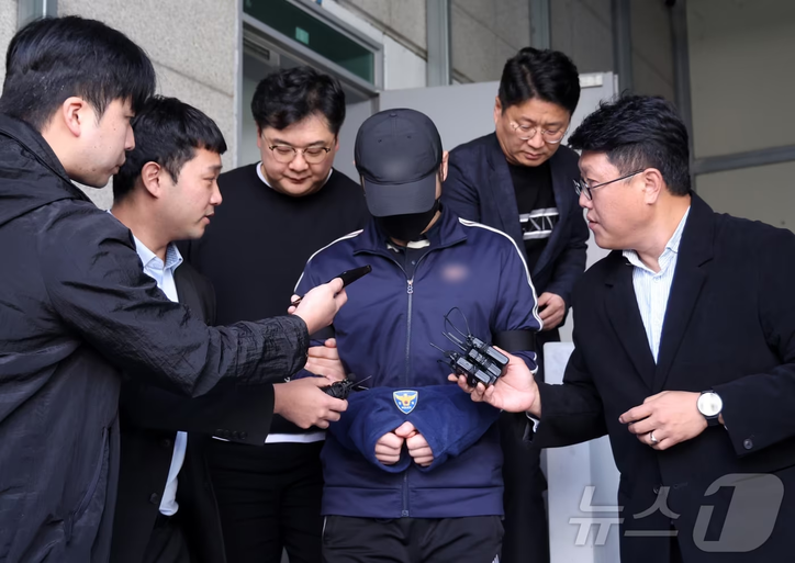 30대 여성의 시신을 훼손하고 유기한 피의자가 4일 강원 춘천경찰서에서 조사를 위해 강원경찰청으로 이송되고 있다. 피의자는 30대 현역 군인으로 확인됐다. (공동취재) 2024.11.4/뉴스1 ⓒ News1 