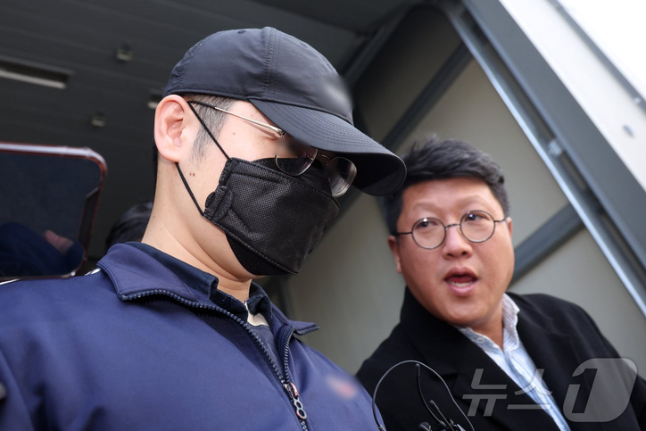 30대 여성의 시신을 훼손하고 유기한 피의자가 4일 강원 춘천경찰서에서 조사를 위해 강원경찰청으로 이송되고 있다. 피의자는 30대 현역 군인으로 확인됐다. (공동취재) 2024.11.4/뉴스1 ⓒ News1 