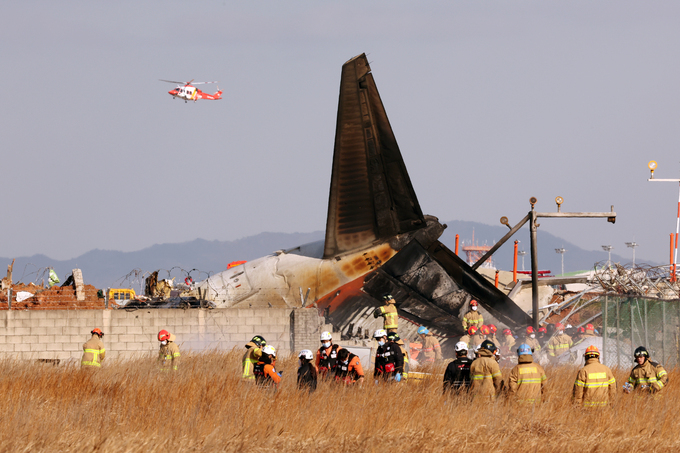 29일 오전 전남 무안국제공항 활주로에 여객기가 추락해 사고 수습이 이뤄지고 있다. / 뉴스1
