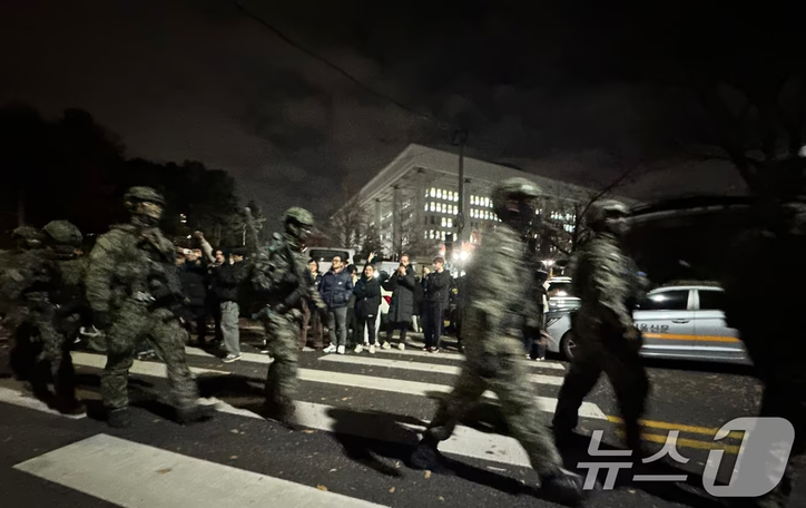 윤석열 대통령의 비상계엄 해제 요구 결의안이 국회 본회의에서 통과된 4일 새벽 무장 계엄군이 국회를 나서고 있다. 2024.12.4/뉴스1