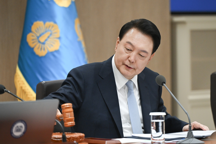 윤석열 대통령이 16일 용산 대통령실 청사에서 열린 국무회의를 주재하며 의사봉을 두드리고 있다. (대통령실 제공) 2024.4.16/뉴스1 