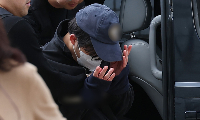 서울 강남역 인근 건물 옥상에서 자신의 여자친구를 살해한 혐의를 받는 20대 남성 A 씨가 지난 5월 8일 서울 서초구 서울중앙지법에서 열린 구속 전 피의자 심문(영장실질심사)에 출석하고 있다. / 뉴스1