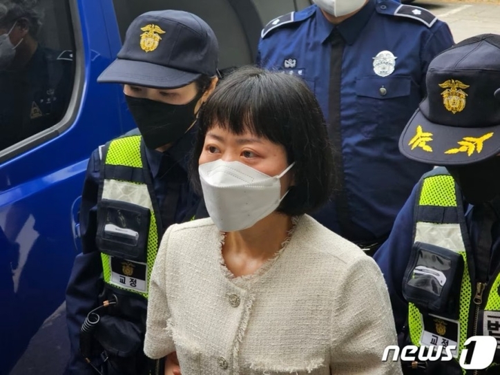 아버지를 살해한 혐의로 무기징역형을 선고받은 무기수 김신혜씨가 2023년 5월 24일 오전 재심 준비기일에 참석하기 위해 광주지방법원 해남지원으로 호송되고 있다. /뉴스1