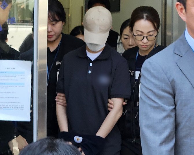 육군 12사단 '훈련병 사망' 사건과 관련해 규정을 어긴 군기훈련(얼차려)을 지시한 혐의를 받는 중대장이 지난해 6월21일 강원도 춘천지법에서 열린 영장실질심사(구속 전 피의자 심문)를 마치고 나서고 있다. /뉴스1