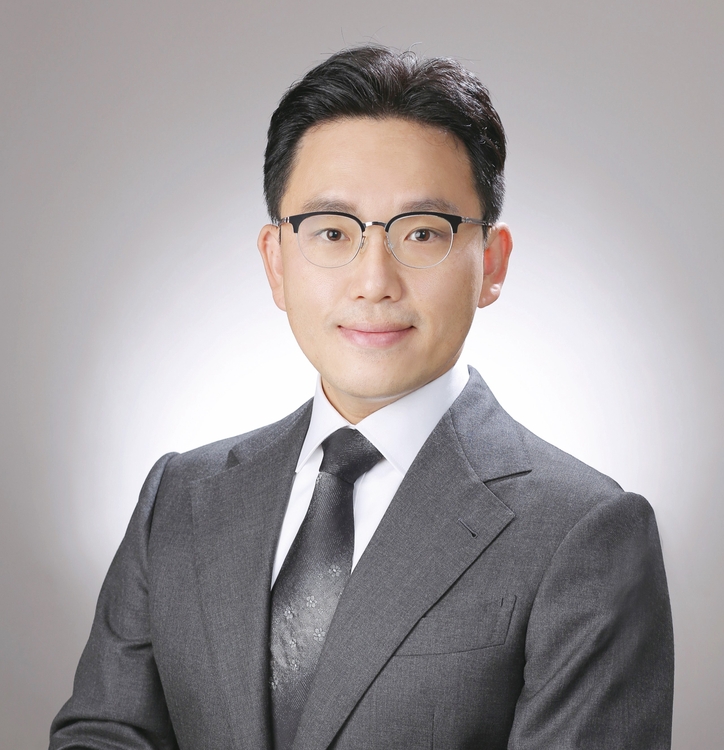 법무법인 JK<br>
대한변협 인증 형사전문 변호사<br>
서울변협 중대재해처벌법 TF 자문위원<br>
미추홀경찰서 경찰발전위원회 위원<br>
현 법무법인 JK 구성원 변호사<br>
주요 사건<br>
(1심, 항소심) 강간 무죄<br>
(항소심) 도박장소개설 추징금 파기(8.9억 원 구형 / 1.3억 원 확정)<br>
(항소심) 보이스피싱 사기 – 집행유예 (1심 징역 4년 6월)<br>
재심기각결정 즉시항고 인용