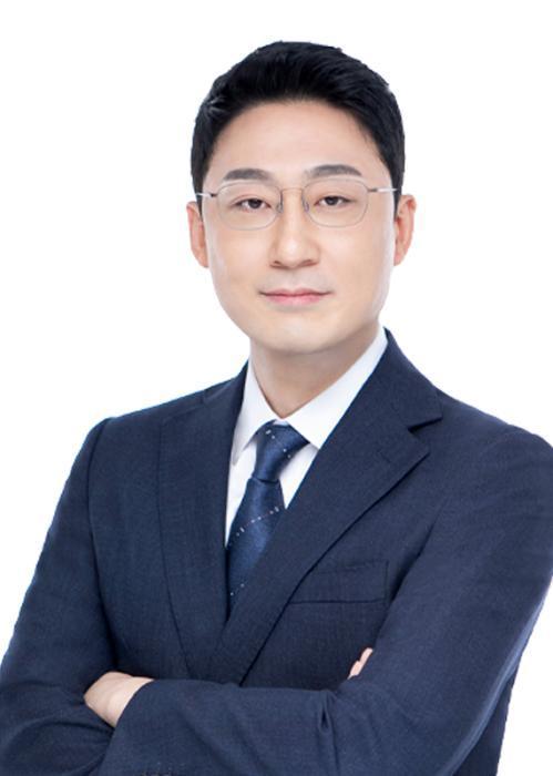 법무법인(유한) 안팍<br>
연세 대학교<br>
제34기 사법연수원 수료<br>
서울중앙지방검찰청 검사<br>
목포지청 부장검사<br>
대검찰청디지털수사과장<br>
법무법인(유한) 안팍 대표변호사<br>
대검찰청 인증 마약 분야 공인전문검사<br>
블루벨트