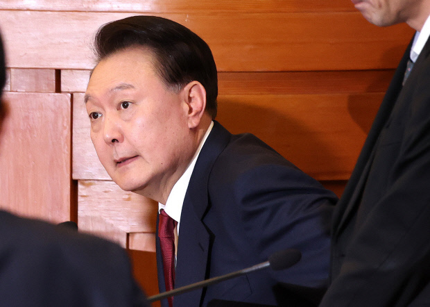 윤석열 대통령이 23일 서울 종로구 헌법재판소에서 열린 탄핵심판 4차 변론에 출석하고 있다. / 뉴스1