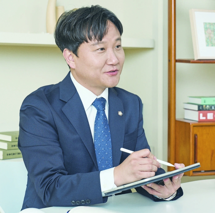 법무법인 서율의 장호식 변호사가『 더 시사법률』과 인터뷰를 진행하고 있다.