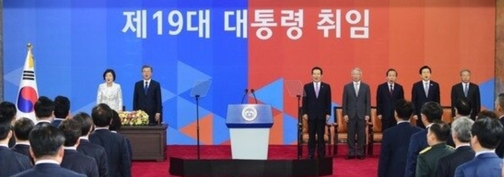 문재인 전 대통령이 서울 여의도 국회의사당에서 열린 제19대 대통령 취임식에서 애국가를 부르고 있다 / 뉴스1