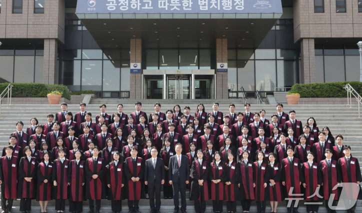 박성재 법무부 장관(첫줄 중앙)은 7일 오후 올해 신규 임용 검사 90명에 대한 임관식을 진행하고 신임 검사들과 기념촬영을 했다. 2025.5.7./ⓒ 뉴스1