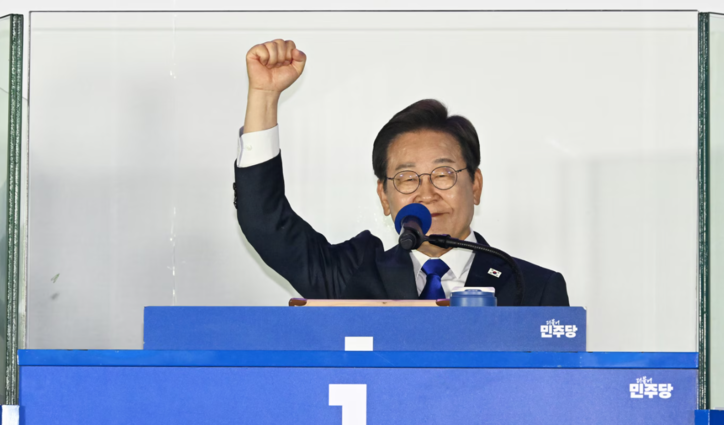 제21대 대통령 선거에서 당선이 확실해진 이재명 더불어민주당 후보가 4일 오전 서울 여의도 국회 앞에 마련된 개표방송 야외 무대에 올라 수락 연설을 하고 있다. (공동취재) 2025.6.4/뉴스1