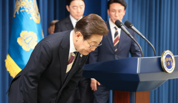 이재명 대통령이 4일 서울 용산구 대통령실 청사 브리핑룸에서 국무총리와 국정원장, 대통령 비서실장 등 인선발표를 하기 앞서 고개 숙여 인사하고 있다 / 뉴스1