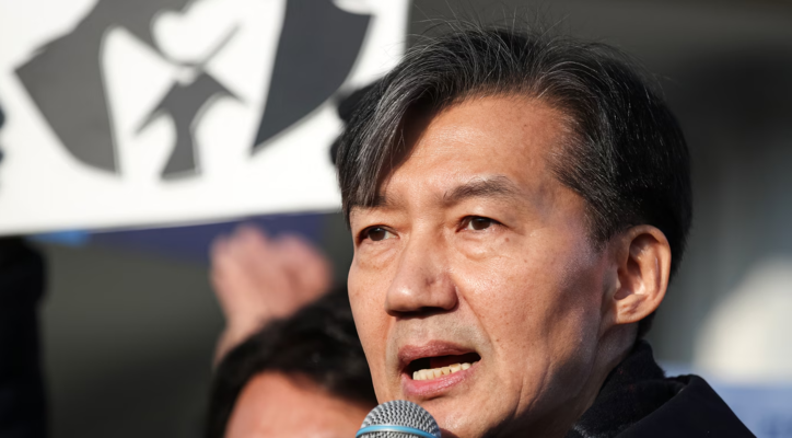 자녀 입시 비리와 청와대 감찰 무마 혐의로 대법원으로부터 징역 2년 실형을 확정 받은 조국 전 조국혁신당 대표가 16일 오전 경기도 의왕시 서울 구치소로 수감되기 전 입장을 밝히고 있다. 조 전 대표의 만기 출소 예정일은 오는 2026년 12월 15일이다. / 뉴스1
