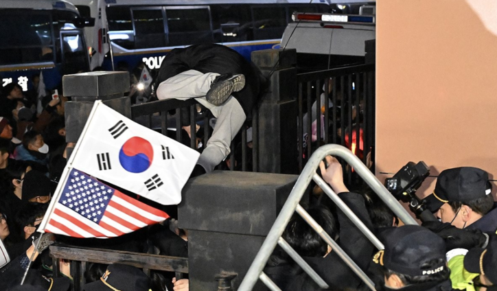  서울 마포구 서울서부지법에서 윤 대통령 지지자들이 법원 담장을 넘으려 시도하고 있다. / 연합뉴스