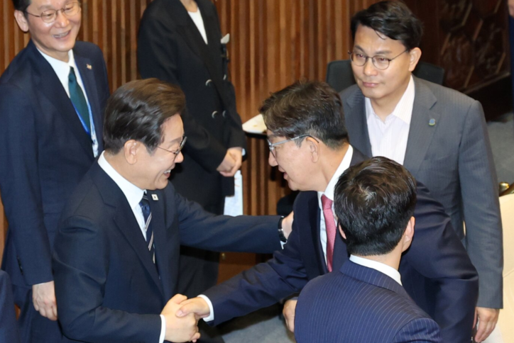 이재명 대통령이 26일 서울 여의도 국회에서 열린 추가경정예산안 시정연설을 마친 뒤 권성동 국민의힘 의원과 인사를 나누고 있다. /News1 