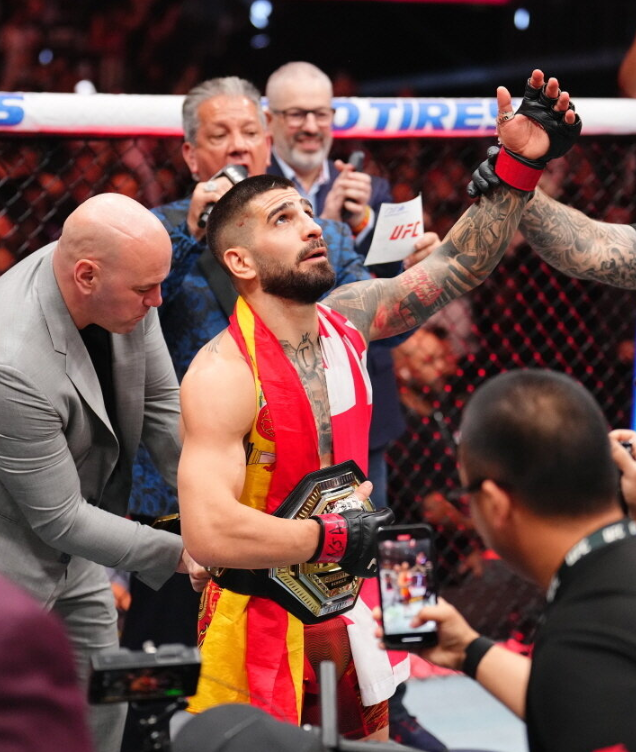 UFC 라이트급 챔피언에 오른 토푸리아 / 뉴스1