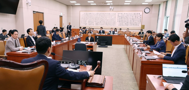  2일 서울 여의도 국회 법제사법위원회에서 여야의 상법개정안 처리 합의 이후 열린 법안심사제1소위원회의에서 더불어민주당 소속 김용민 소위원장이 안건을 상정하고 있다. / 연합뉴스