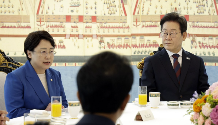이재명 대통령이 3일 서울 한남동 관저에서 열린 비교섭단체 5당 지도부 오찬 회동에서 조국혁신당 김선민 당대표 권한대행의 발언을 듣고 있다. / 연합뉴스