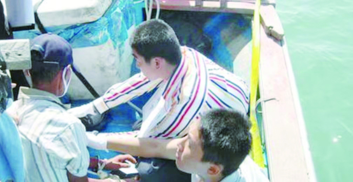 오 씨가 경찰관들이 지켜보는 앞에서 현장검증을 하고 있다. (연합뉴스) 