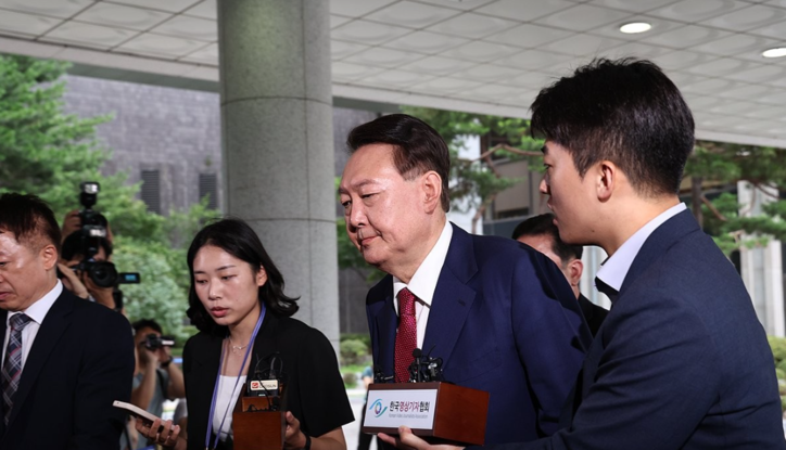 윤석열 전 대통령이 5일 내란 특검의 2차 조사를 받기 위해 조은석 특별검사팀 사무실이 있는 서울 서초구 서울고검에 출석하고 있다. / 연합뉴스