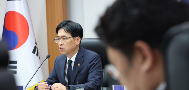 김민재 행정안전부 장관 직무대행이 27일 서울 종로구 정정부가 7월 21일부터 전국민에게 최대 55만 원의 소비쿠폰을 지급한다. 1차는 전 국민 대상, 2차는 소득 하위 90%를 선별해 추가 지급하는 방식이다. / 뉴스1 