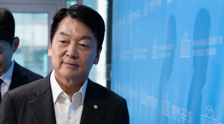 안철수 국민의힘 혁신위원장이 7일 서울 여의도 국회 소통관에서 기자회견을 열고 혁신위원장 사퇴 및 전당대회 출마를 밝힌 후 기자회견장을 나서고 있다. / 뉴스1
