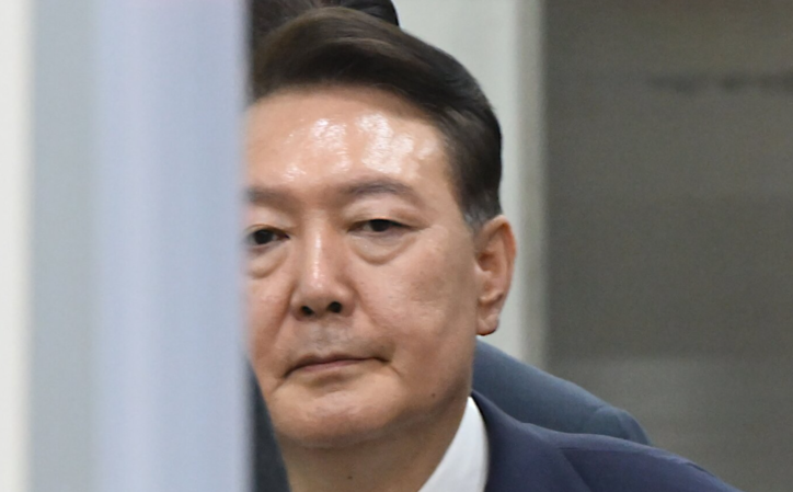 12·3 비상계엄과 관련해 특검 수사를 받는 윤석열 전 대통령이 9일 밤 서울중앙지법에서 두 번째 구속 전 피의자심문(영장실질심사)을 마친 뒤 대기장소인 서울구치소로 이동하고 있다. / 뉴스1