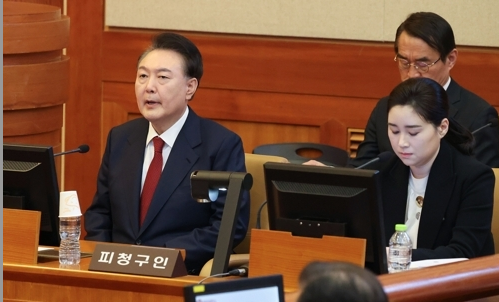  탄핵심판 8차 변론기일 윤 전 대통령, 김계리 변호사 / 연합뉴스