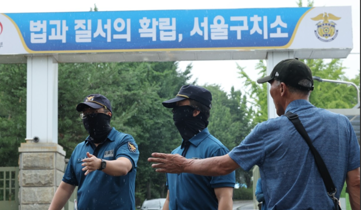 조은석 내란 특검팀이 소환에 불응한 윤석열 전 대통령에 대해 강제구인 절차에 들어간 가운데 14일 윤 전 대통령이 수감된 서울구치소 앞에 경찰이 배치돼 있다. 이날 특검팀은 "서울구치소장에게 피의자 윤석열을 오후 3시 30분까지 서울고검 청사 내 조사실로 인치하도록 지휘하는 협조 공문을 보냈다"고 밝혔다. / 연합뉴스