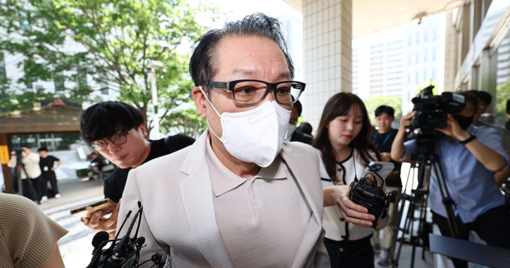 2018년 전국지방선거 공천헌금 의혹 혐의를 받는 '건진법사' 전성배 씨가 23일 서울 양천구 서울남부지방법원에서 열린 정치자금법 위반 혐의 사건 1심 속행 재판에 출석하기 위해 법정으로 향하고 있다. / 연합뉴스