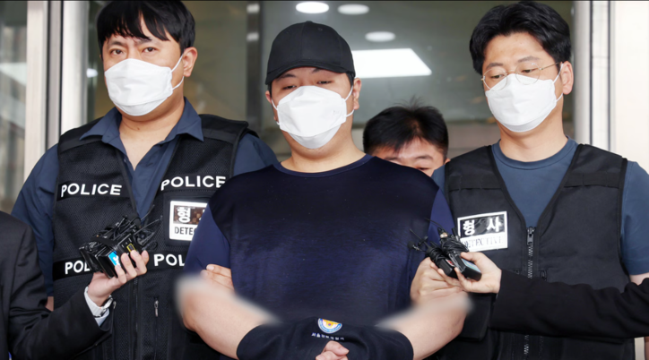 서울 강북구 미아동 마트에서 흉기를 휘둘러 1명을 살해하고 1명을 다치게 한 김성진(32·남)이 1일 오전 서울 강북경찰서에서 검찰로 구속 송치되고 있다. 김 씨는 지난달 22일 오후 6시 20분쯤 서울 강북구 지하철 4호선 미아역 인근 마트에서 흉기로 40대 여성 직원을 다치게 하고 60대 여성 손님을 숨지게 한 혐의를 받는다. / 뉴스1