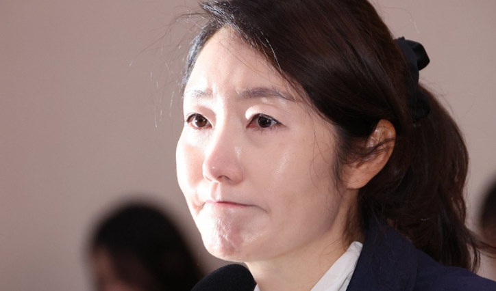 강선우 여성가족부 장관 후보자가 14일 국회 여성가족위원회에서 열린 인사청문회에서 발달장애 자녀에 대한 질문을 받으며 눈시울을 붉히고 있다. / 연합뉴스