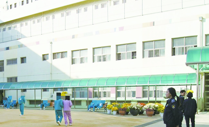 운동장에서 수형자를 지켜보는 교도관. 연합뉴스