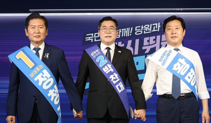  더불어민주당 정청래·박찬대(가운데) 당대표 후보, 황명선 최고위원 후보(오른쪽)가 20일 서울 여의도 당사에서 열린 8·2 전당대회 순회 경선 영남권 합동연설회에서 손을 잡고 인사하고 있다. / 연합뉴스
