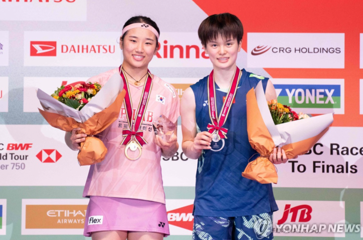 <strong>일본오픈 단식에서 우승한 안세영(왼쪽)과 왕즈이 / 연합뉴스</strong>