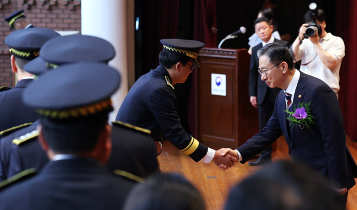 정성호 신임 법무부 장관이 21일 오전 경기 과천시 정부과천청사에서 열린 취임식에서 법무부 간부 및 직원들과 인사를 나누고 있다. / 뉴스1