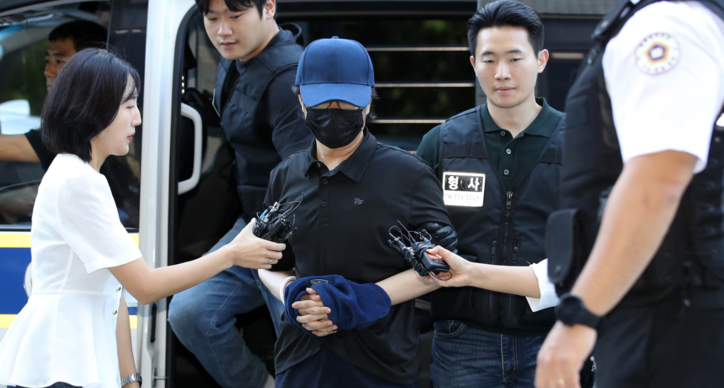 가상자산 예치업체 하루인베스트 대표에게 법정에서 흉기를 휘두른 혐의로 체포된 50대 남성 A씨가 30일 오전 서울 양천구 서울남부지방법원에서 열린 구속 전 피의자 심문(영장실질심사)에 출석하고 있다. / 뉴스1