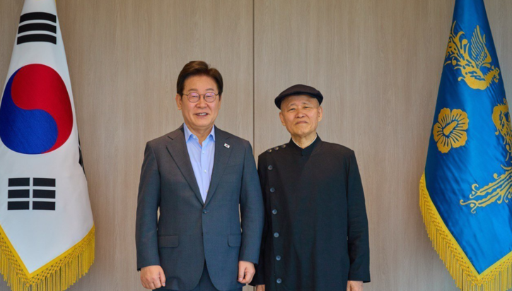 이재명 대통령이 24일 도올 김용옥 선생과 오찬을 가진 모습. / 뉴스1