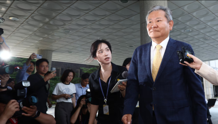 이상민 행정안전부 장관이 25일 오전 서울 서초구 서울고등검찰청에 마련된 내란 특검 사무실에서 '언론사 단전·단수 의혹' 관련 피의자 조사를 받기 위해 출석하고 있다. / 뉴스1