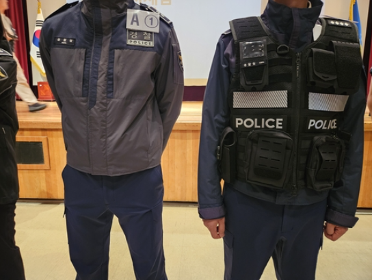 <strong>경찰 신형 근무복 시제품 / 연합뉴스</strong>