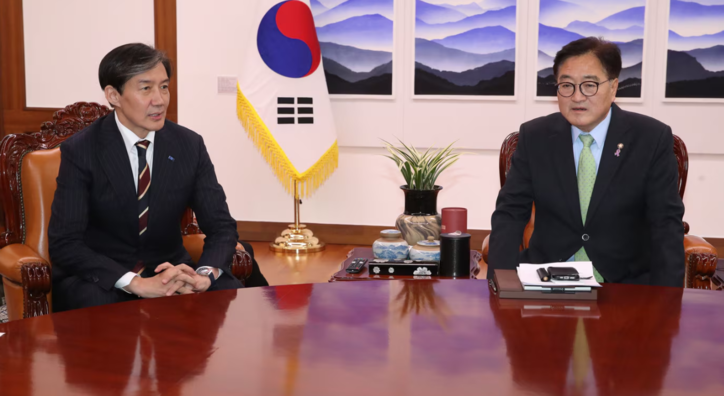 우원식 국회의장이 4일 오후 서울 여의도 국회에서 조국 조국혁신당 대표와 만나 대화하고 있다. / 뉴스1