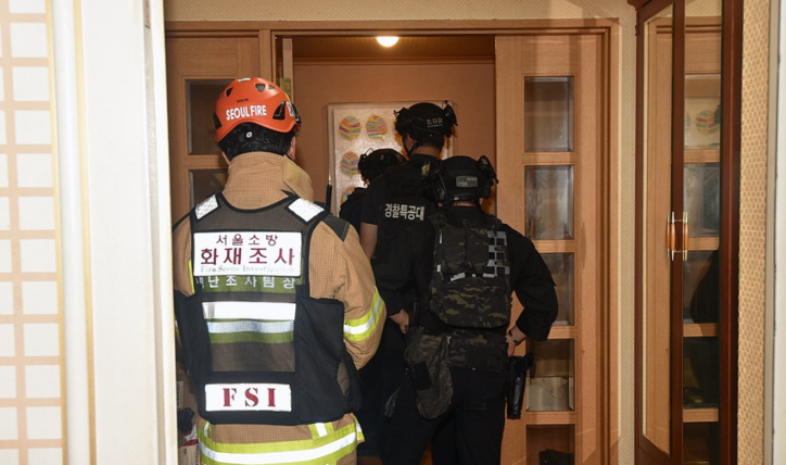 <strong>'인천 사제총기 사건' 피의자 자택 수색하는 경찰 / 연합뉴스</strong>