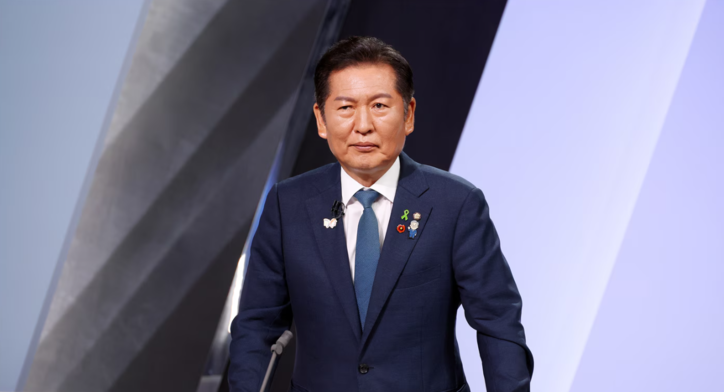 정청래 더불어민주당 당대표 후보가 27일 오후 서울 여의도 KBS 신관 공개홀에서 TV토론회 시작 전 토론 준비를 하고 있다 / 뉴스1