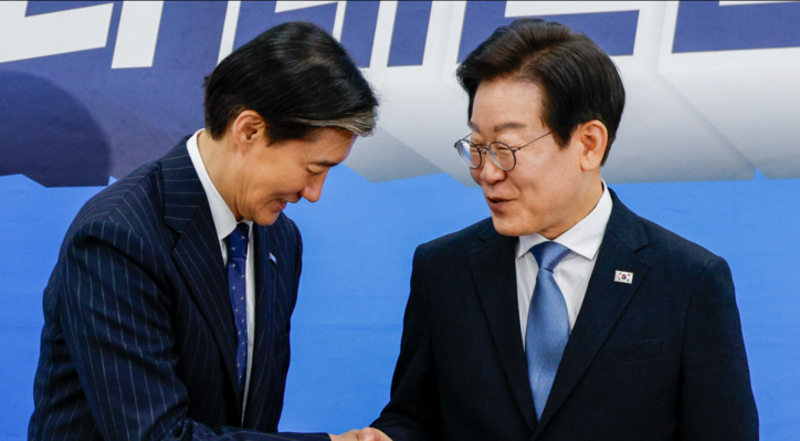 이재명 대통령이 더불어민주당 대표 시절이던 2024년 서울 여의도 국회에서 조국 당시 조국혁신당 대표를 예방하며 악수를 하고 있다. / 뉴스1