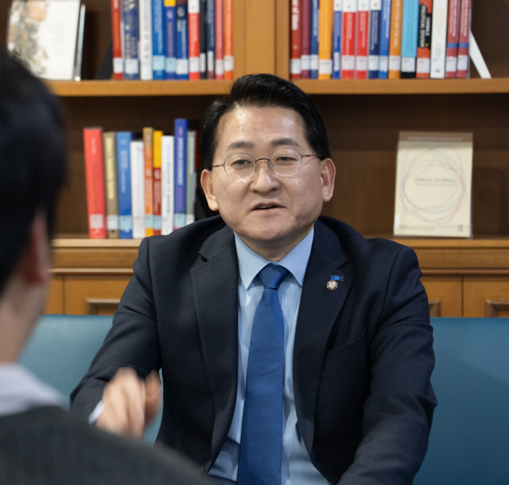 조국혁신당 차규근 의원이 더 시사법률과 인터뷰 하고 있다.