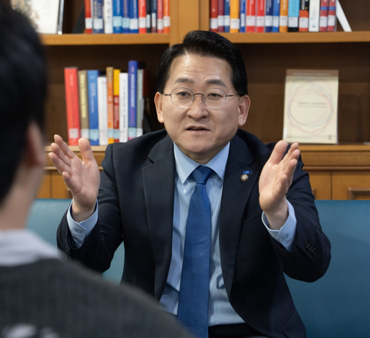 조국혁신당 차규근 의원이 더 시사법률과 인터뷰 하고 있다.