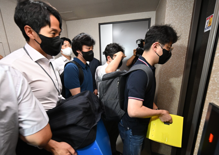 김건희 특검팀(특별검사 민중기)이 28일 오후 서울 노원구에 위치한 이준석 개혁신당 대표 자택에 대한 압수수색을 마치고 돌아가고 있다. / 뉴스1